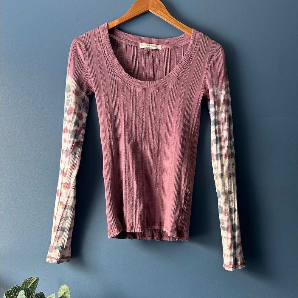 We The Free Mauve Ribbed Scoop-Neck Top with Multicolor Tie-Dye Sleeves